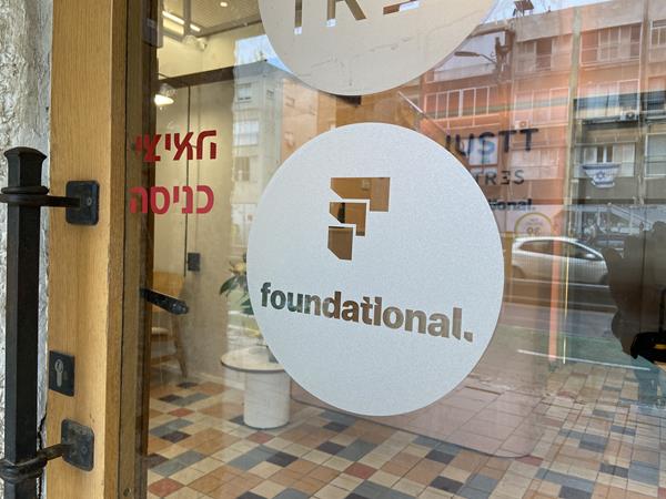 מדבקה לזכוכית עם חיתוך לוגו שקוף